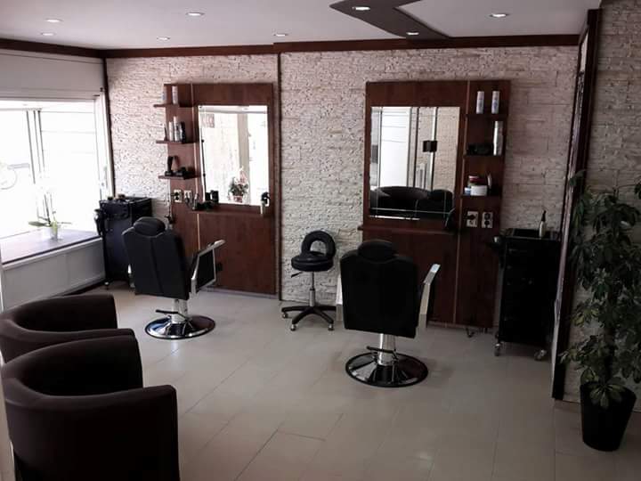 Innenraum von Hair & Beauty by Zano, Styling-Plätze und Spiegel